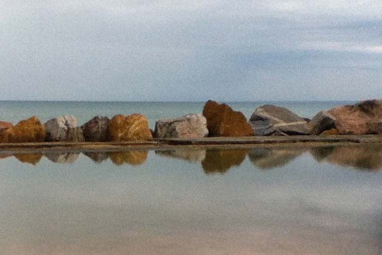 photo de rochers sur la mer