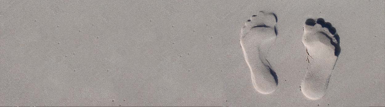empreintes de pieds dans le sable