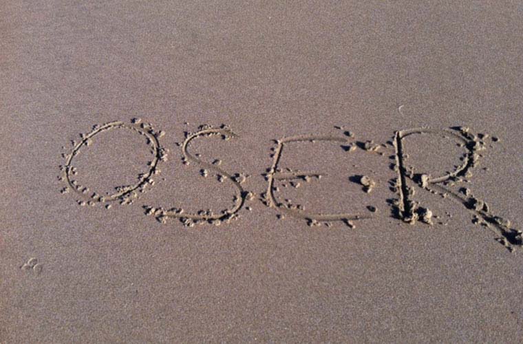 mot oser dessiné dans le sable